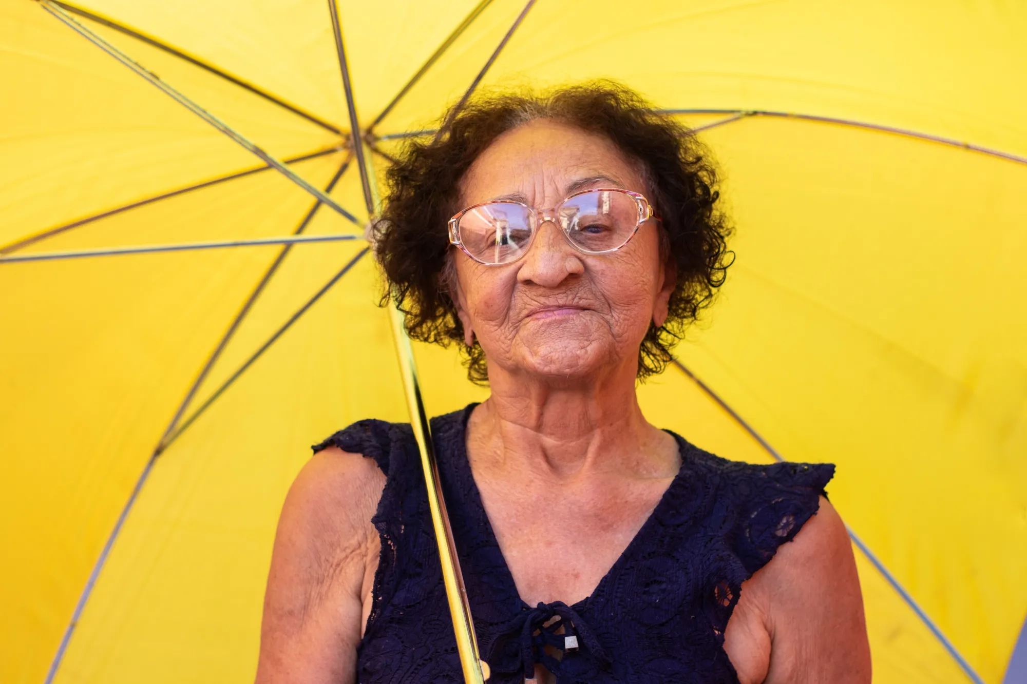 Idosa com semblante sereno, beneficiária do BPC LOAS, benefício de prestação continuada destinado a idosos com mais de 65 anos de baixa renda
